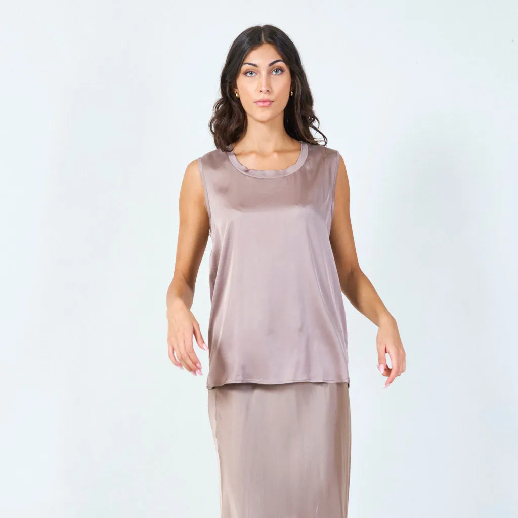 Sleeveless satin top with round neckline wholesale